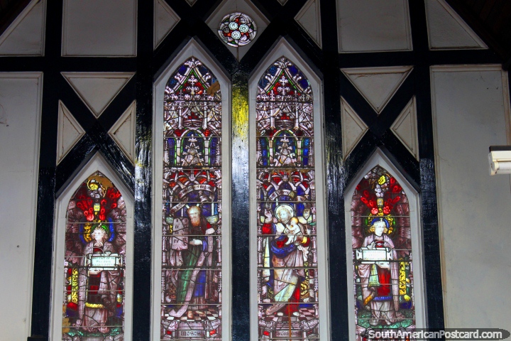 Janelas de vidro manchadas no interior de madeira de S. Georges Catedral em Georgetown, Guiana. (720x480px). As 3 Guianas, América do Sul.