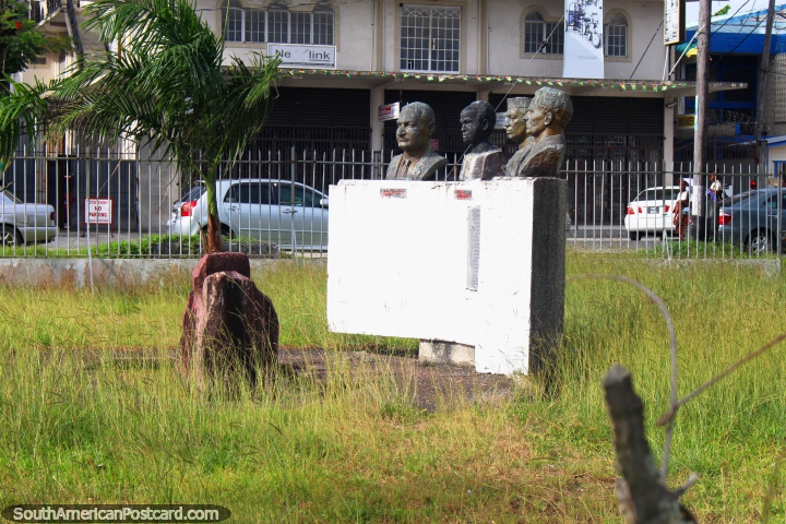 El Monumento de Países No Alineados, 4 bustos de los presidentes de Egipto, Ghana, India y Yugoslavia. Situado en Georgetown, Guyana. (720x480px). Las 3 Guayanas, Sudamerica.