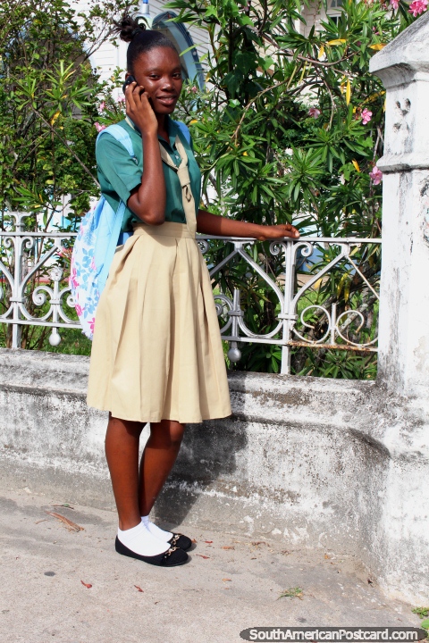 A aluna pede que eu tome a sua foto enquanto estive em Georgetown na Guiana. (480x720px). As 3 Guianas, Amrica do Sul.