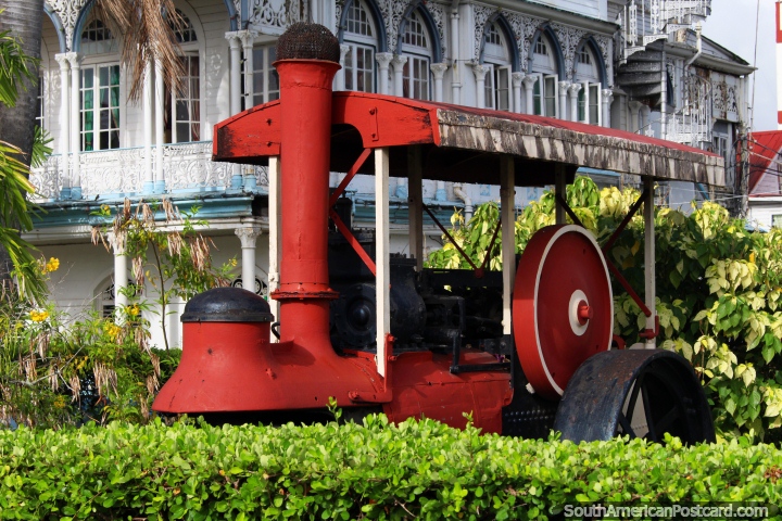 Motor de trem vermelho nos gramados junto de Paço do concelho em Georgetown, Guiana. (720x480px). As 3 Guianas, América do Sul.