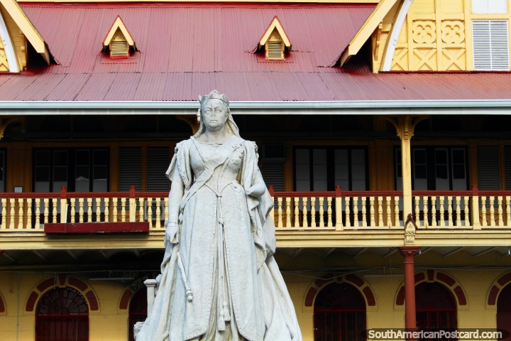 Estátua de rainha Vitória feita de duração de mármore em frente dos Tribunais de Victoria em Georgetown, Guiana. (720x480px). As 3 Guianas, América do Sul.