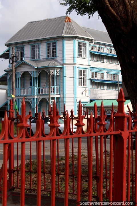 Colégio de S. Stanislaus em Georgetown a Guiana, edifïcio histórico de madeira. (480x720px). As 3 Guianas, América do Sul.