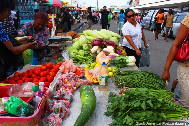 La gente vende sus productos a Stabroek Mercado en Georgetown, Guyana. (720x480px). Las 3 Guayanas, Sudamerica.