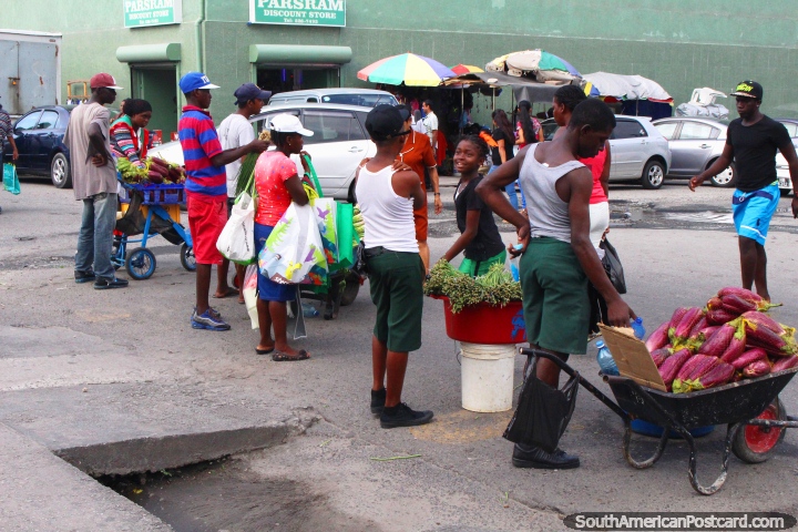 As pessoas separadas vendem as poucas quantidades de produzem no Mercado Stabroek em Georgetown, Guiana. (720x480px). As 3 Guianas, América do Sul.