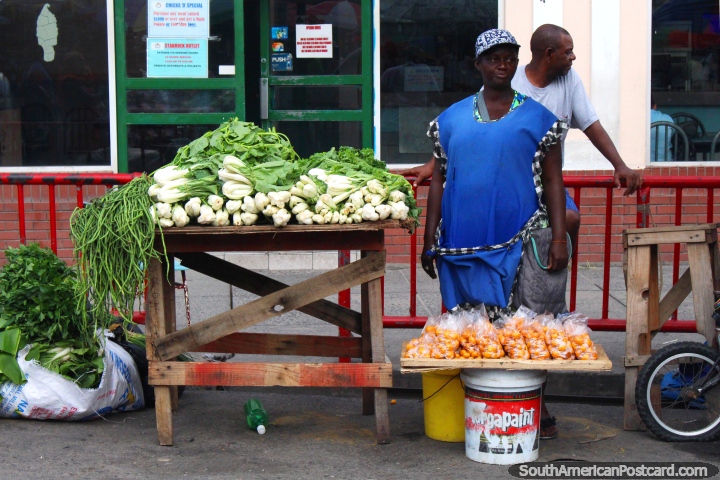 Una mujer vende sus verduras y patatas en miniatura en Stabroek Mercado en Georgetown, Guyana. (720x480px). Las 3 Guayanas, Sudamerica.