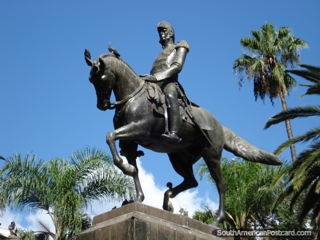 Homem em uma estátua de cavalo em Salta. (640x480px). Argentina, América do Sul.