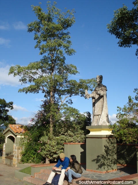 Uma estátua religiosa em cima de montanha de Colina San Bernardo em Salta. (480x640px). Argentina, América do Sul.