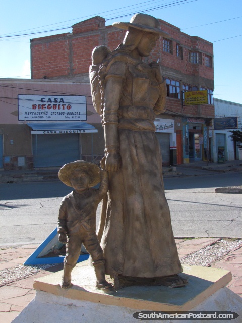 Monumento em La Quiaca a mulheres e mes. (480x640px). Argentina, Amrica do Sul.