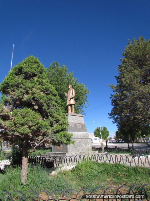 Monumento de Domingo Faustino Sarmiento em um parque em La Quiaca. (480x640px). Argentina, Amrica do Sul.