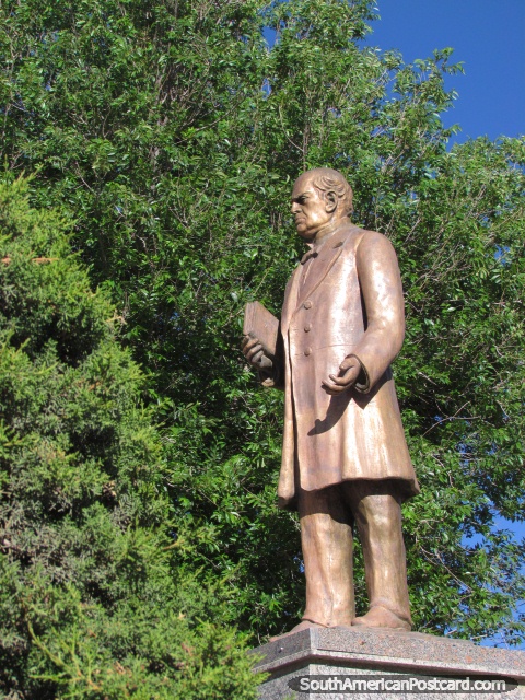 Domingo Faustino Sarmiento (1811-1888), 7o presidente da Argentina, monumento em La Quiaca. (480x640px). Argentina, Amrica do Sul.