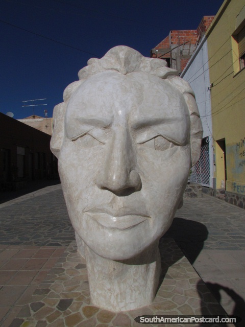 Pasaje peatonal del peatn de Belgrano, escultura de una cabeza grande en La Quiaca. (480x640px). Argentina, Sudamerica.