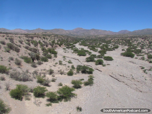 Terreno seco e desolado ao norte de Humahuaca. (640x480px). Argentina, América do Sul.