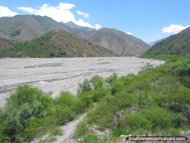 Um leito fluvial cheio de pedras seco ao norte de Jujuy. (640x480px). Argentina, Amrica do Sul.