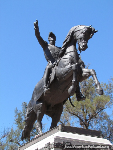 Líder da independência Jose de San Martin, monumento em um parque em Jujuy. (480x640px). Argentina, América do Sul.