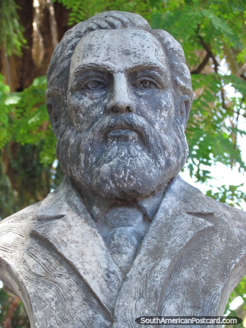O escritor argentino Jose Hernandez (1834-1886), monumento em Jujuy. (480x640px). Argentina, América do Sul.