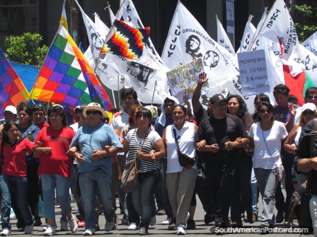 As pessoas ligam braços e bandeiras de onda no momento de protestos de Jujuy. (640x480px). Argentina, América do Sul.