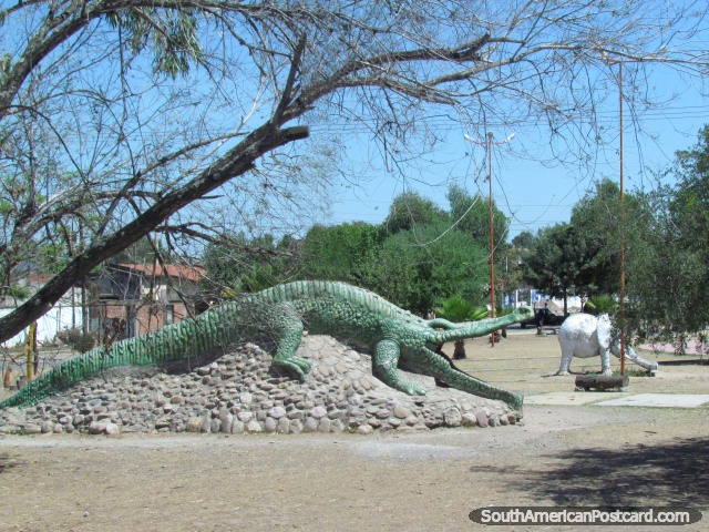 Caimn enorme en patio de nios y parque en Palpala cerca de Jujuy. (640x480px). Argentina, Sudamerica.