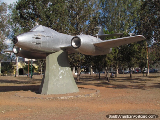 Fuerza Aerea Argentina, monumento de avião no parque 20 de Febrero em Salta. (640x480px). Argentina, América do Sul.