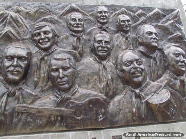 Los Chalchaleros, cantando monumento del grupo en Salta. (640x480px). Argentina, Sudamerica.