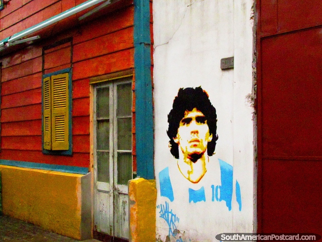 Pintura mural de la pared de Diego Maradona y casa roja con ventana amarilla, La Boca, Buenos Aires. (640x480px). Argentina, Sudamerica.