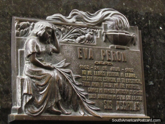 Placa ornamental a Eva Paron na sua sepultura em cemitério Recoleta em Buenos Aires. (640x480px). Argentina, América do Sul.
