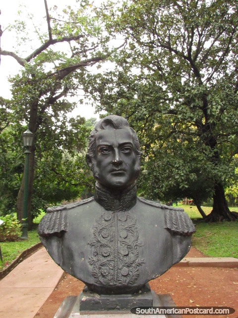 Monumento a Jose de San Martin em Jardins botânicos Carlos Thays em Palermo em Buenos Aires. (480x640px). Argentina, América do Sul.