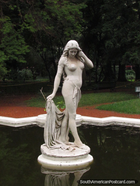 Estátua de mulher em tanque em Jardins botânicos Carlos Thays em Palermo Buenos Aires. (480x640px). Argentina, América do Sul.
