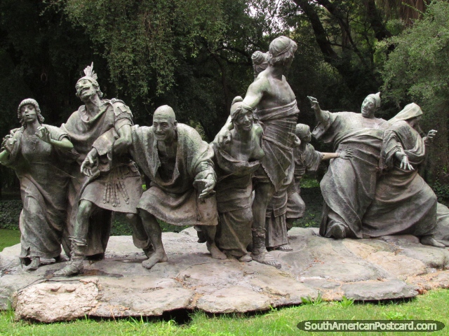 Saturnales por monumento de Ernesto Biondi en jardines botánicos de Palermo en Buenos Aires. (640x480px). Argentina, Sudamerica.