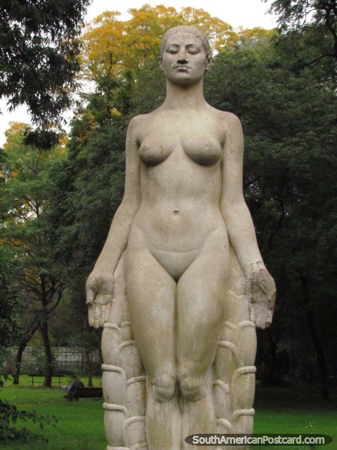 Esttua de senhora nua em jardins de Palermo, Buenos Aires. (480x640px). Argentina, Amrica do Sul.