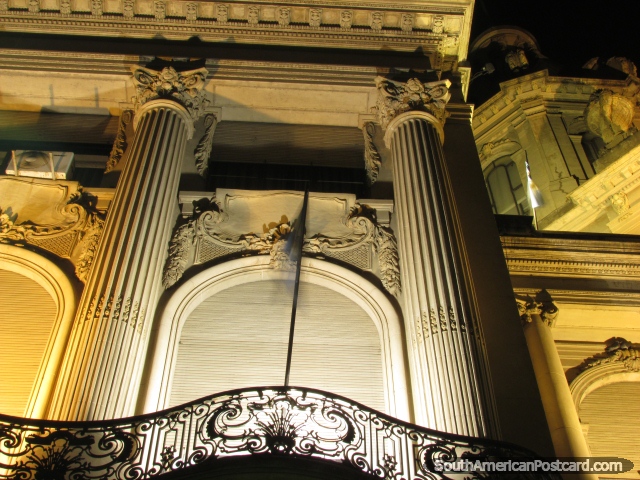 Columnas blancas, tiro de noche de Rosario centro histórico. (640x480px). Argentina, Sudamerica.