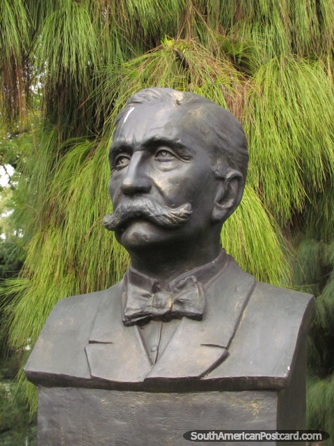 O ex-presidente doutor Carlos Pellegrini (1846-1906), busto em Rosario. (480x640px). Argentina, América do Sul.