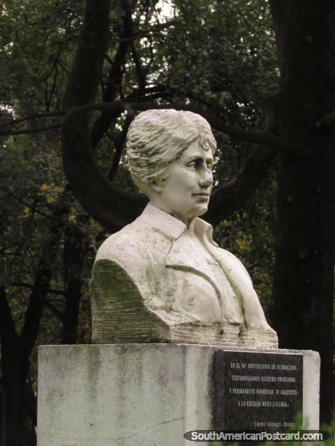 Poeta e o escritor Rosalia de Castro (1837-1885) monumento em Rosario. (480x640px). Argentina, América do Sul.