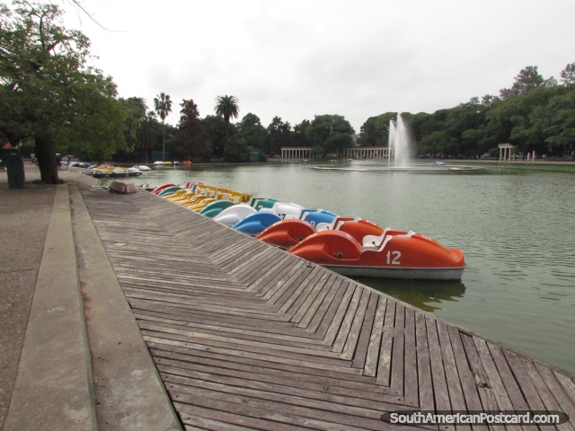 Barcos de pedal para alugar na lagoa em Parque Independencia em Rosario. (640x480px). Argentina, América do Sul.