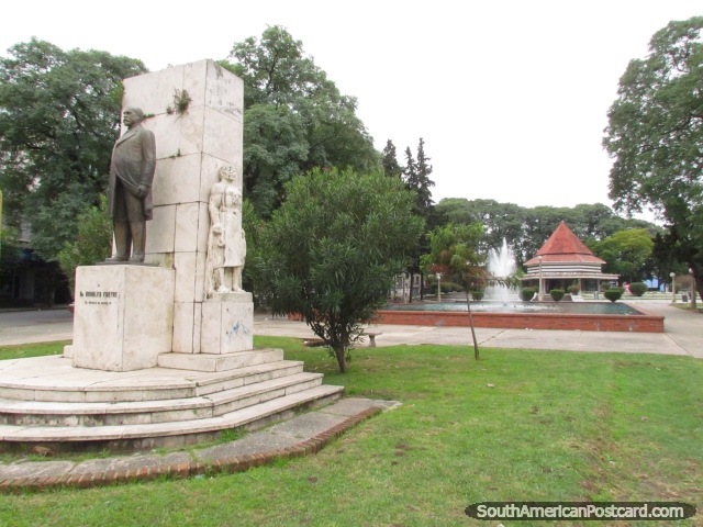 Plaza Cristobal Colon monument and park in Santa Fe. (640x480px). Argentina, South America.