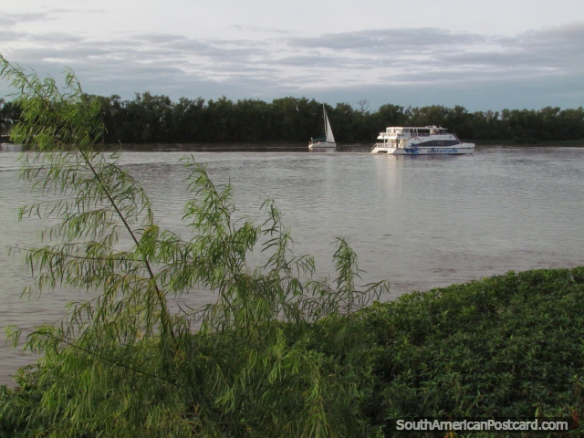 Ferry and yacht on the Rio Parana in Parana. (640x480px). Argentina, South America.