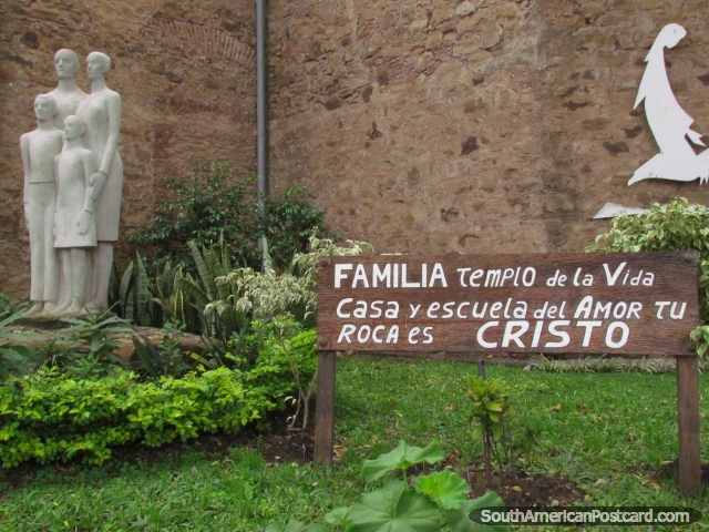 Familia Templo de la Vida, monumento en la iglesia en Colon. (640x480px). Argentina, Sudamerica.