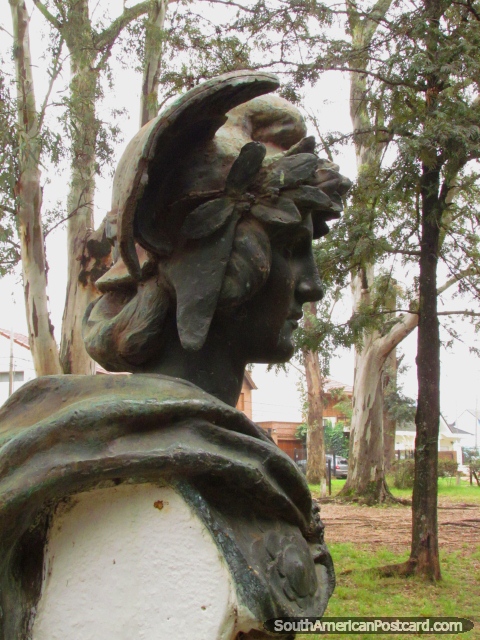 Estatua del tipo Griego en Parque Quiros en Colon. (480x640px). Argentina, Sudamerica.