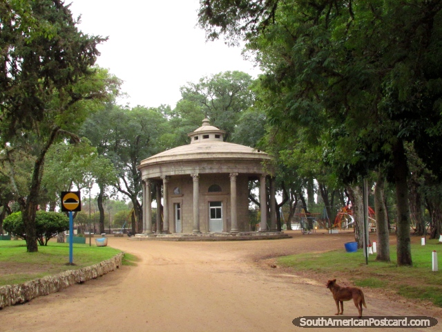 Edifício chamado Lindera usado para entretenimento e folclore cultural no parque em Colon. (640x480px). Argentina, América do Sul.