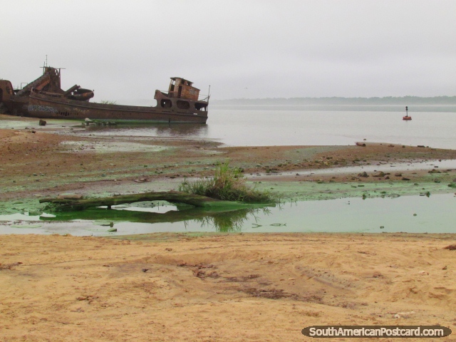 Viejo barco oxidado en las orillas del Ro Uruguay en Colon. (640x480px). Argentina, Sudamerica.