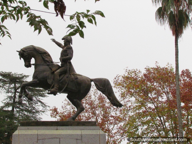 O general Jose de San Martin em monumento de cavalo em Praa San Martin em Colon. (640x480px). Argentina, Amrica do Sul.