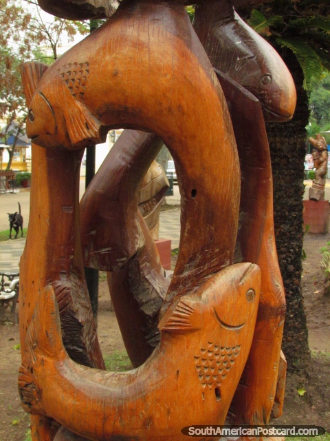 Escultura de madera del pescado en Plaza San Martin en Colon. (480x640px). Argentina, Sudamerica.