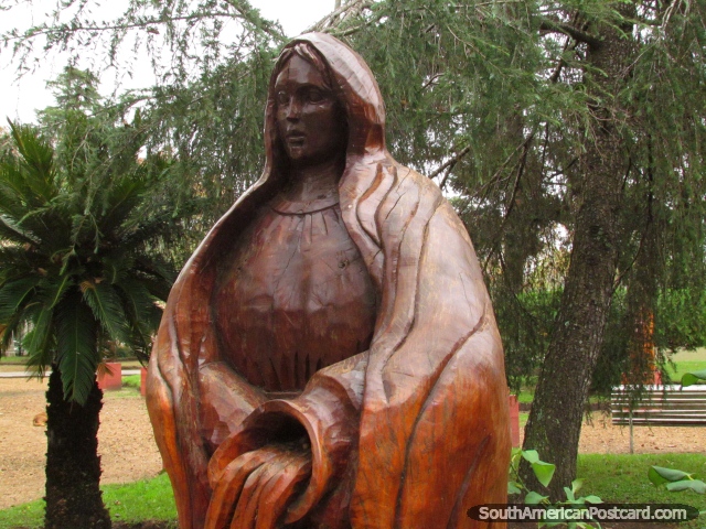 Uma das esculturas de madeira assombrosas em Praa San Martin em Colon. (640x480px). Argentina, Amrica do Sul.
