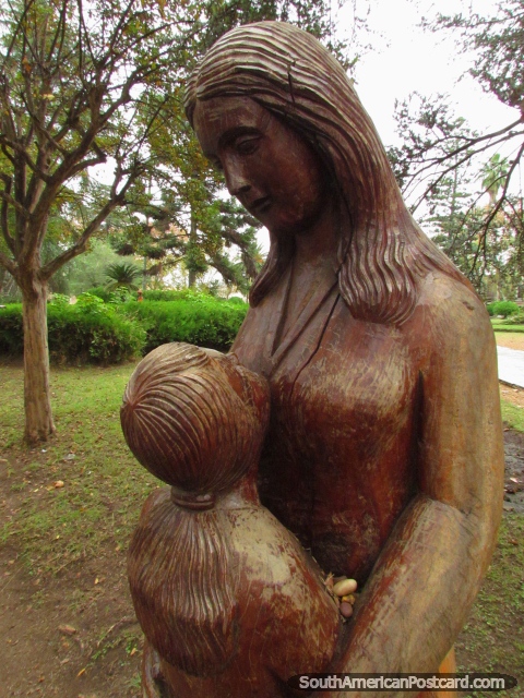 Mujer y nio escultura de madera en Plaza San Martin en Colon. (480x640px). Argentina, Sudamerica.