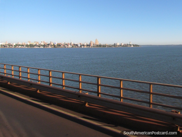 Posadas en la distancia viajando a travs del puente a Encarnacion Paraguay. (640x480px). Argentina, Sudamerica.