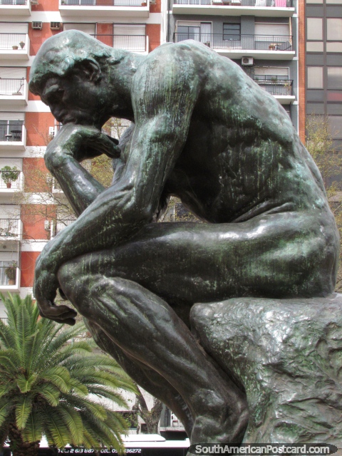 Escultura de bronze 'El Pensador' na Plaza Congreso de Auguste Rodin em Buenos Aires. (480x640px). Argentina, América do Sul.
