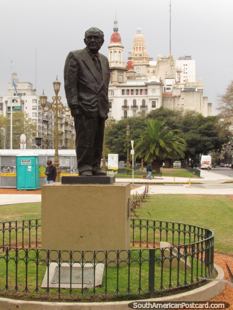 El Doctor Ricardo Balbin (1904-1981) estatua en Plaza Congreso en Buenos Aires, un poltico y abogado. (480x640px). Argentina, Sudamerica.
