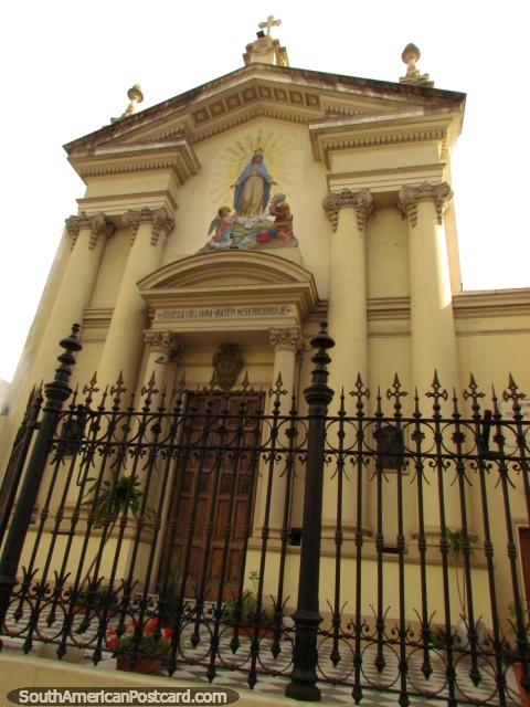 Iglesia amarilla con 4 columnas y puerta negra en Buenos Aires. (480x640px). Argentina, Sudamerica.