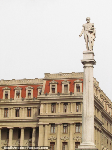 El alto monumento blanco de Juan Lavalle (1797-1841) en su plaza en Buenos Aires, una figura militar. (480x640px). Argentina, Sudamerica.