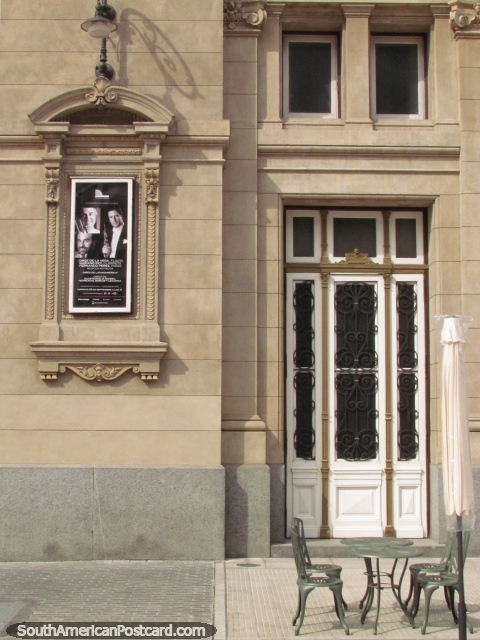 Entrada de lado, porta branca, mesa e cadeiras em Colon Teatro em Buenos Aires. (480x640px). Argentina, Amrica do Sul.