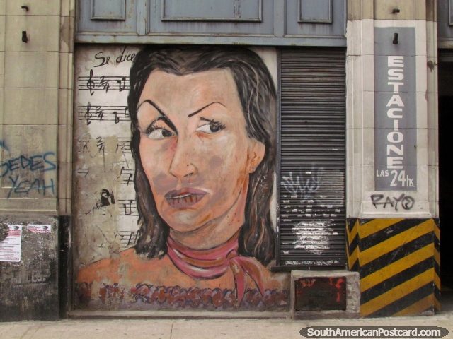 Fotomural de uma mulher na rua Chile em San Telmo, Buenos Aires. (640x480px). Argentina, Amrica do Sul.